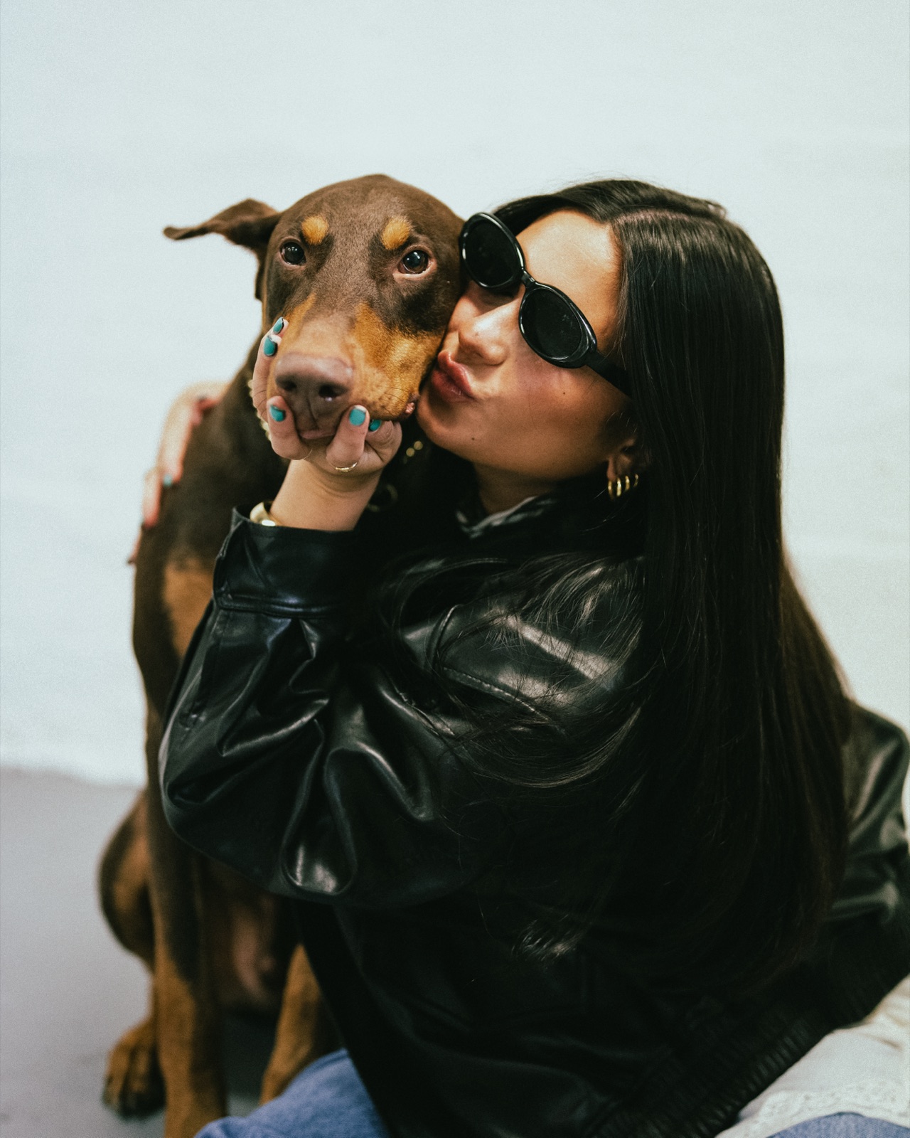 Owner Mia Palmer kissing her Doberman